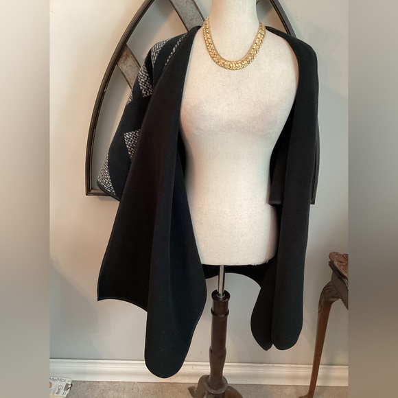 Black and White Women's Wrap - Picture 2 of 6